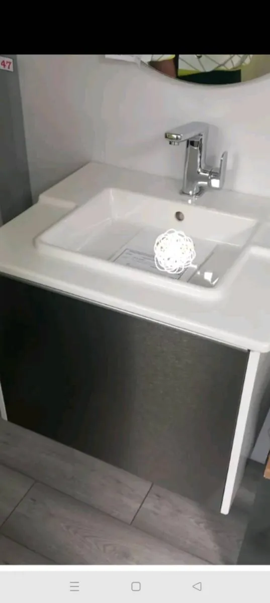 Bathroom sink - Image 1