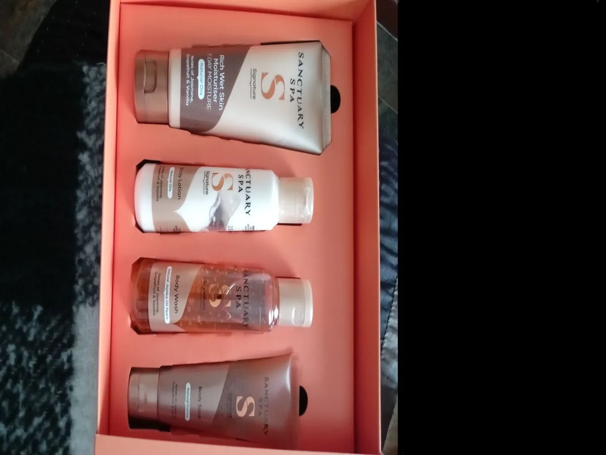 Ladys scarf and spa set with perfume - Image 1
