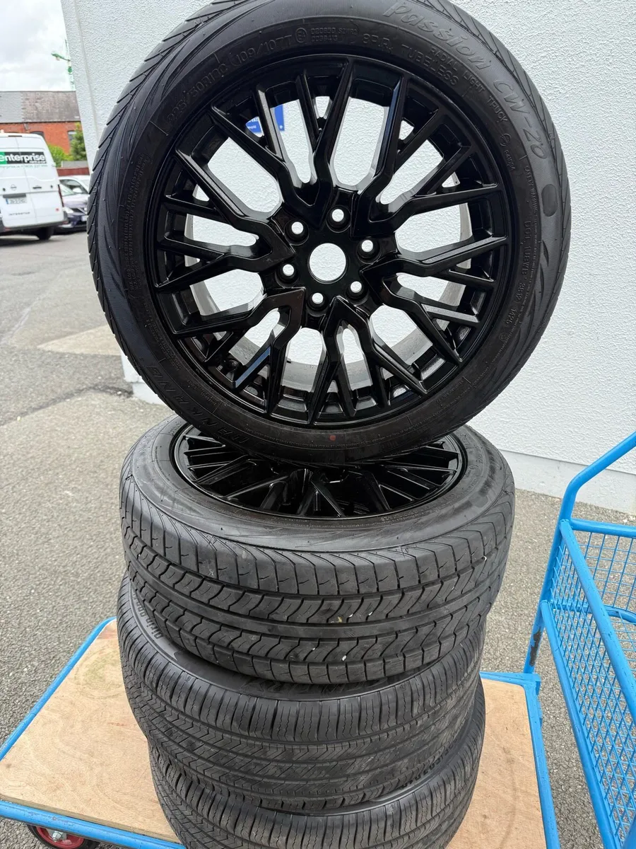 18” Gloss Black Alloy Wheels Ford Transit /Turneo - Image 2