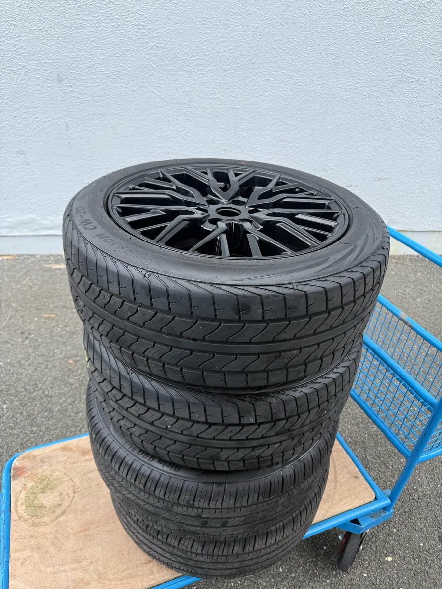 18” Gloss Black Alloy Wheels Ford Transit /Turneo - Image 3