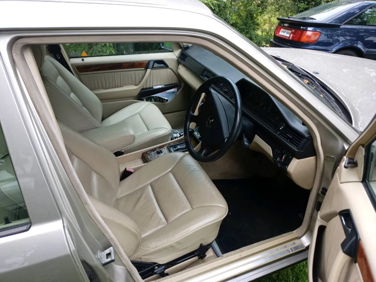 Mercedes Benz 300 e - Image 4