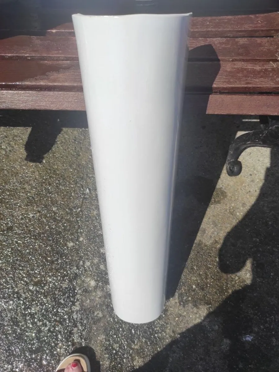 Wash hand basin with pedestal. Also toilet cistern - Image 2