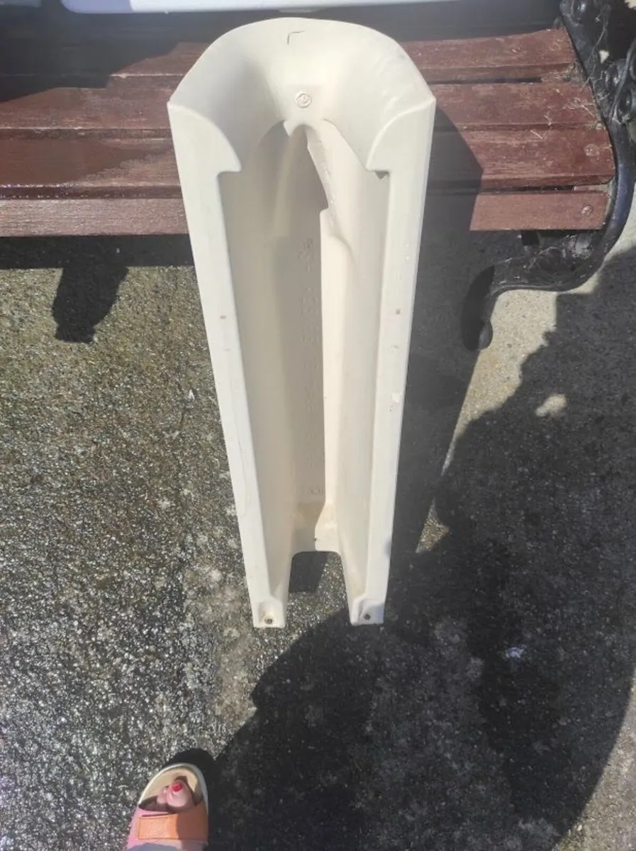 Wash hand basin with pedestal. Also toilet cistern - Image 3