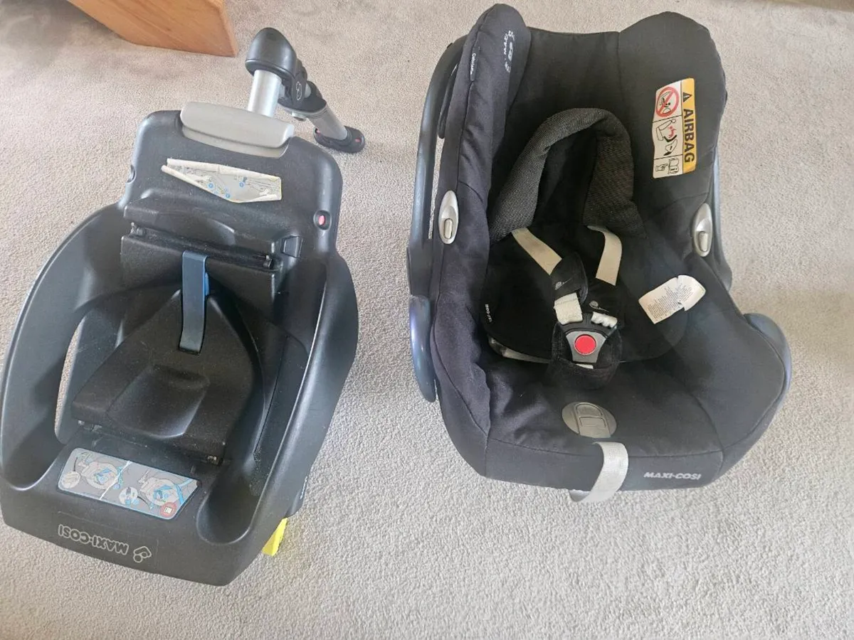 Maxi cosi and base - Image 1