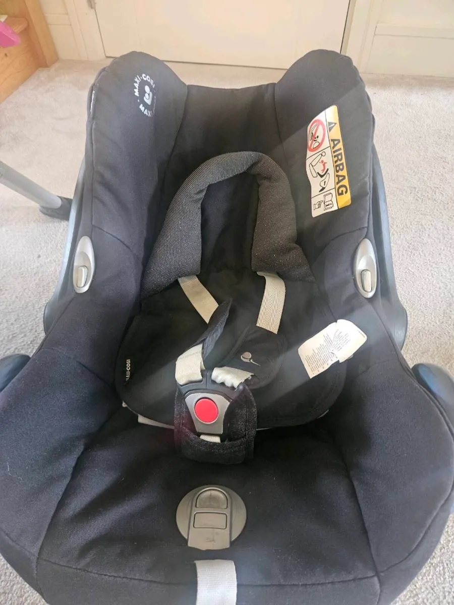 Maxi cosi and base - Image 2
