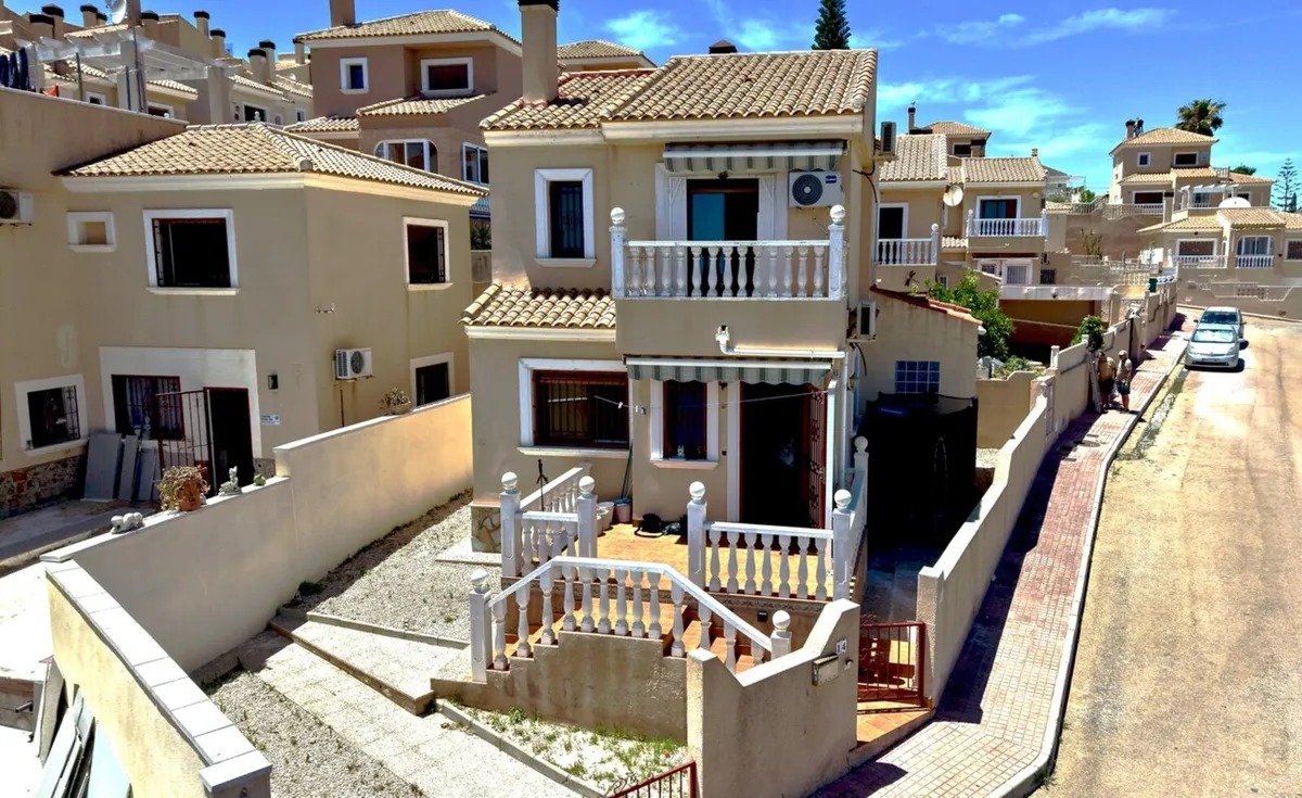 3 Bed Villa l Pool l Alicante - Image 1
