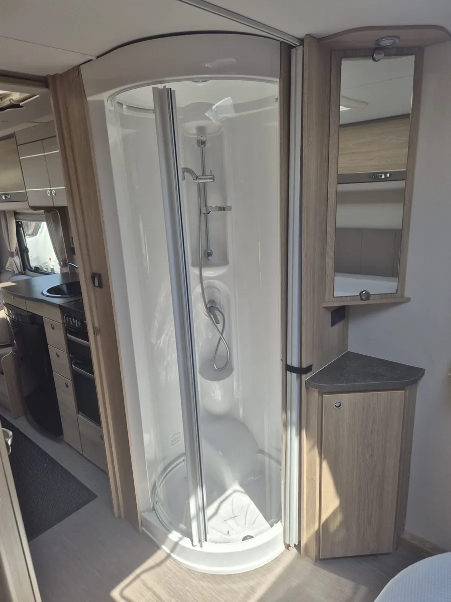 Elddis supreme 4 berth fixed Island bed - Image 4