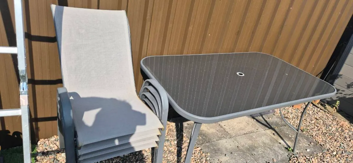 Outdoor table + 6 chairs - Image 1