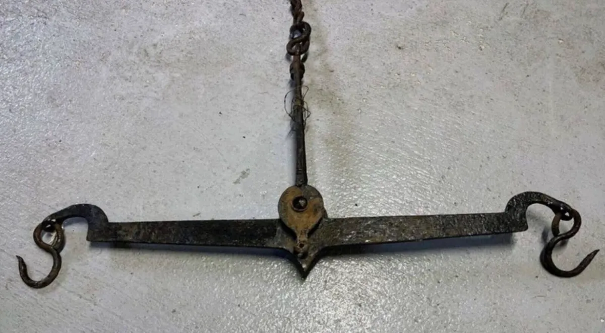 Two Antique cast iron implements - Image 1