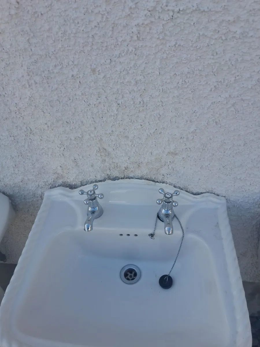 Toilets and basins - Image 1