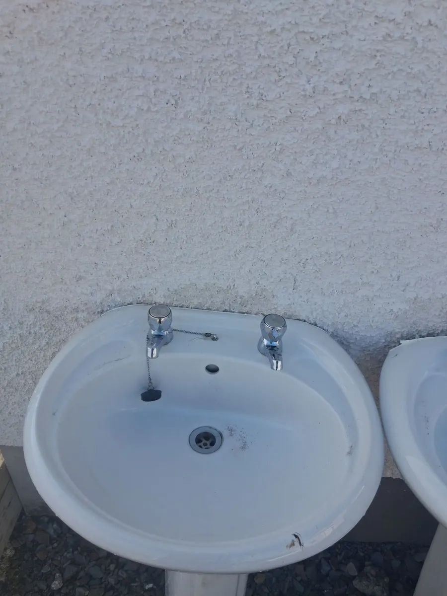Toilets and basins - Image 2