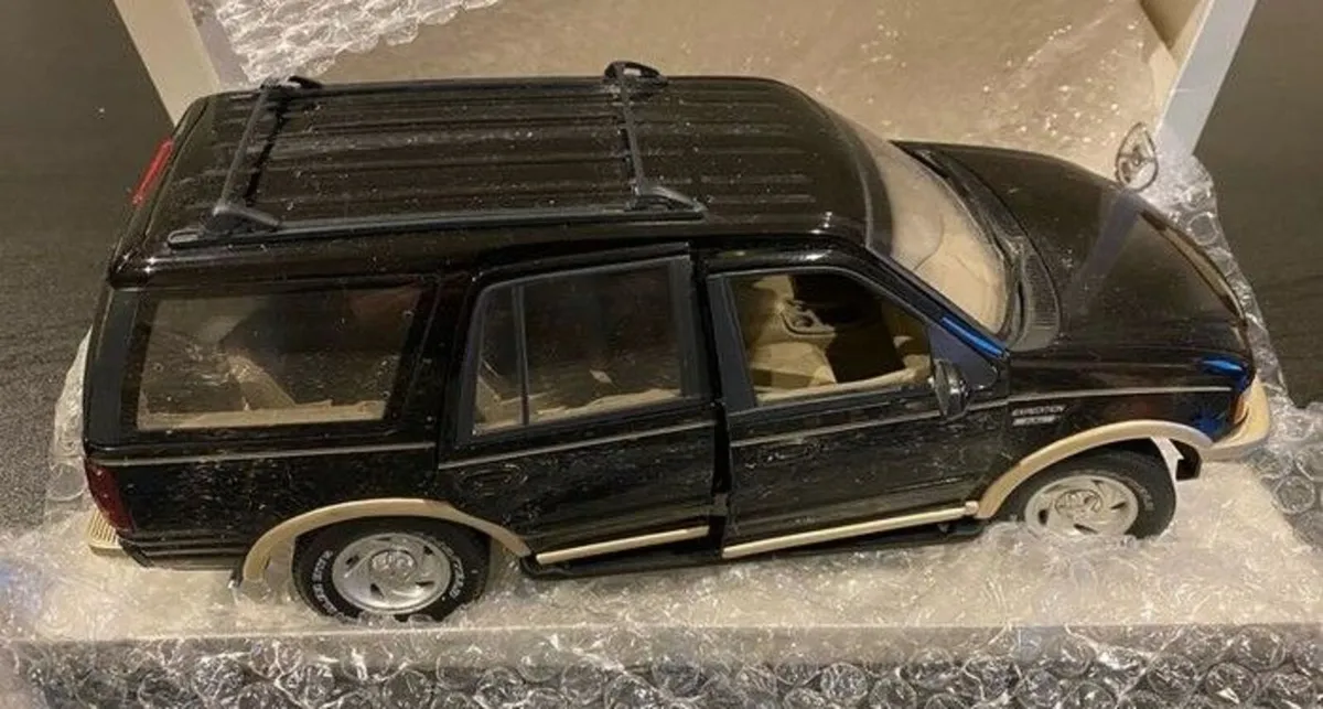 Suv Model Ford Expedition 1:18 Scale - Image 1