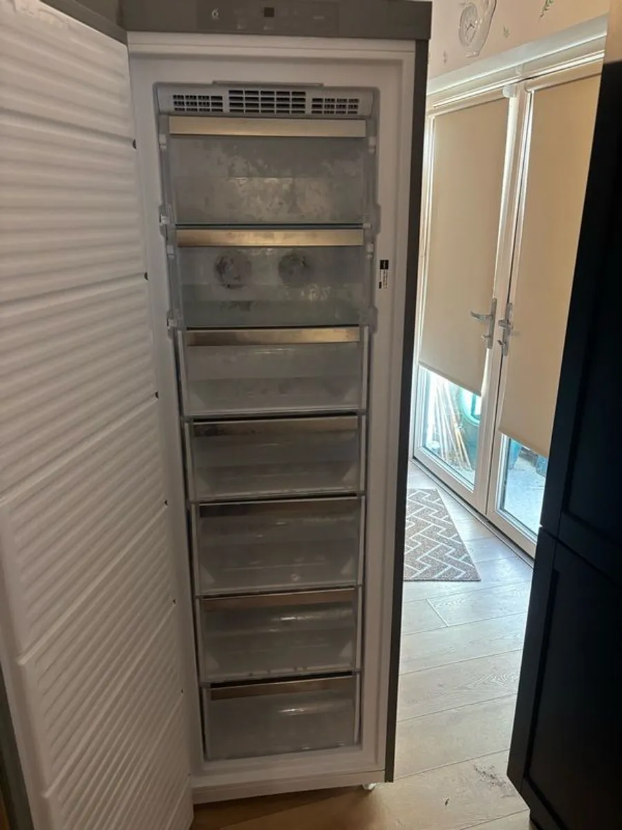 Whirlpool 260L NoFrost Freestanding Freezer - Image 2