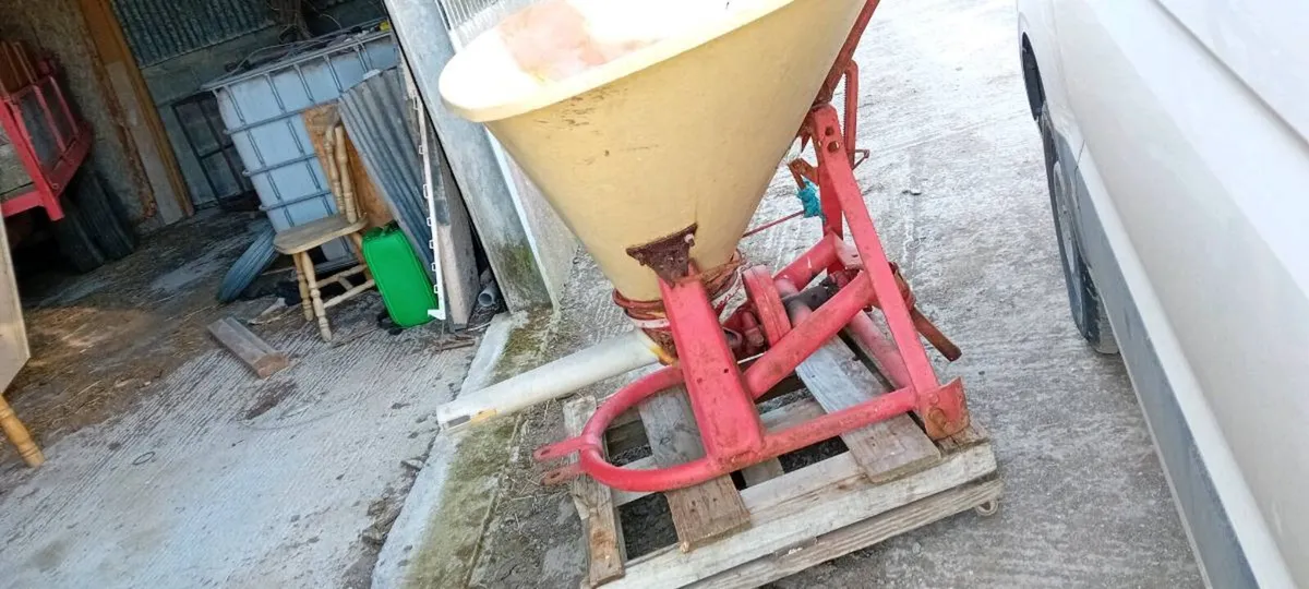 Fertiliser spreaders - Image 1