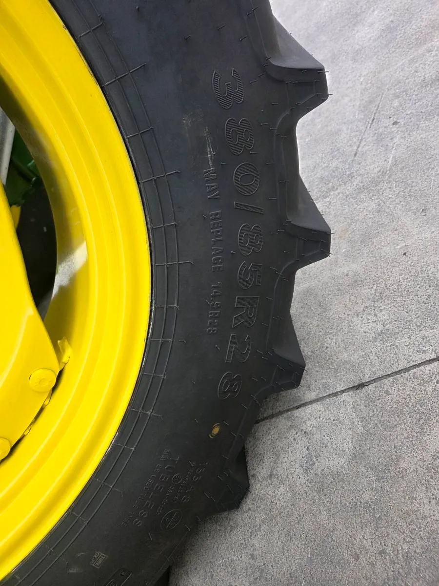 John Deere Genuine Wheel & Tyre Set - Image 1