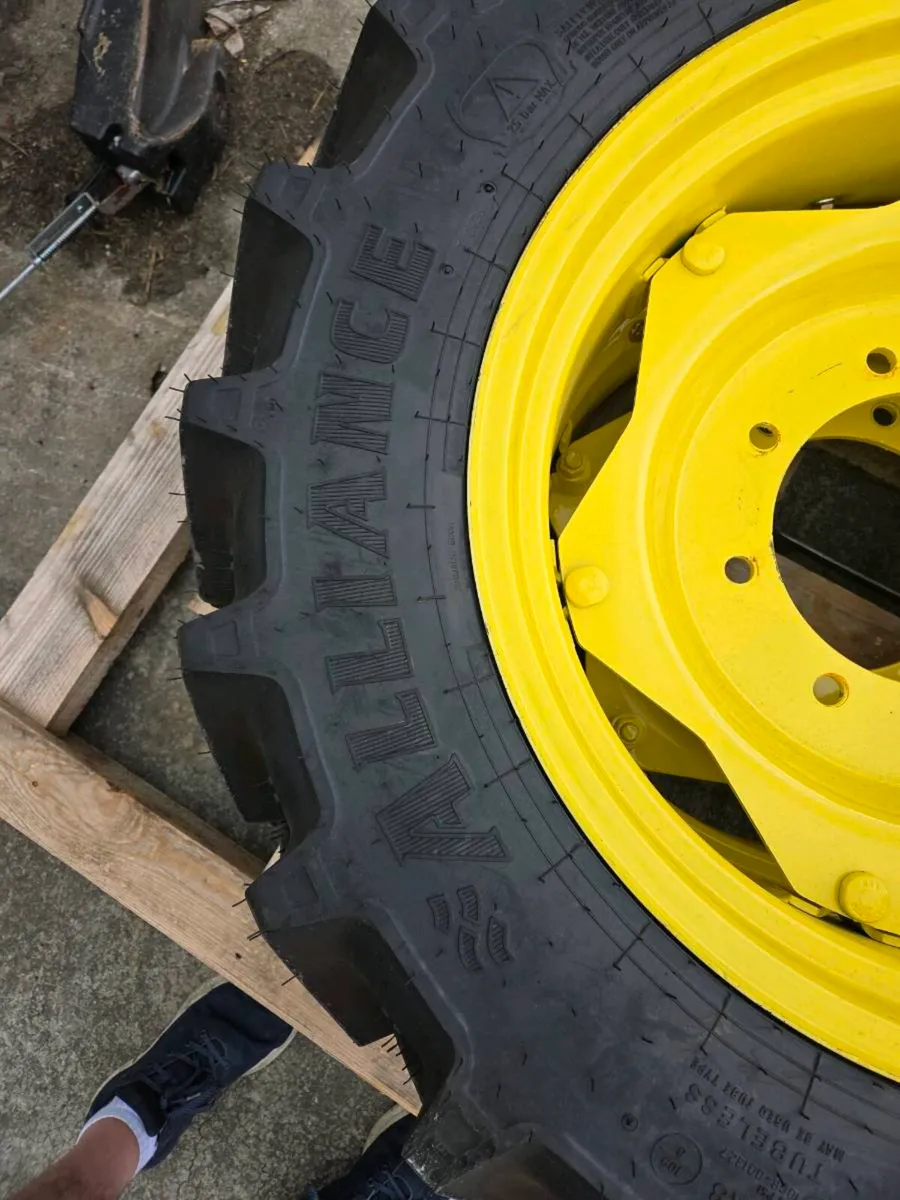 John Deere Genuine Wheel & Tyre Set - Image 3