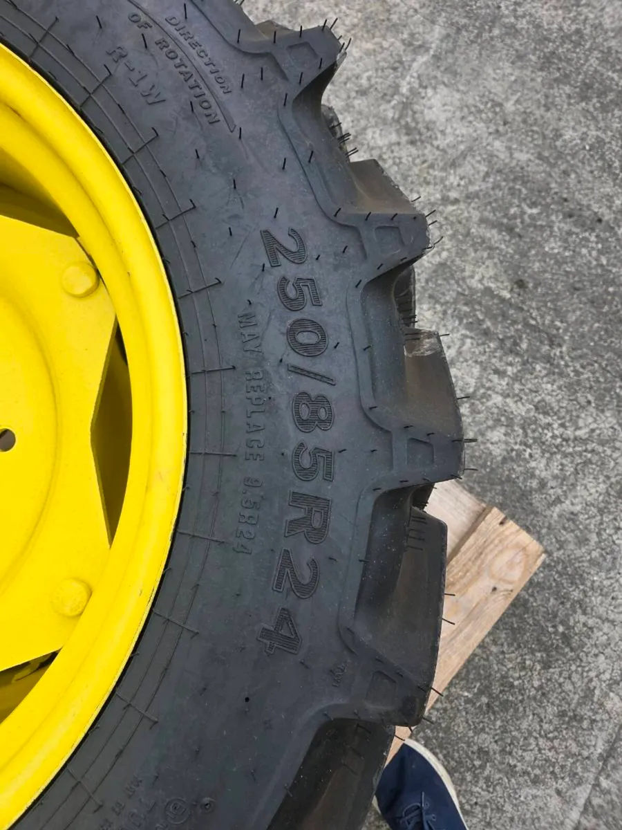 John Deere Genuine Wheel & Tyre Set - Image 2