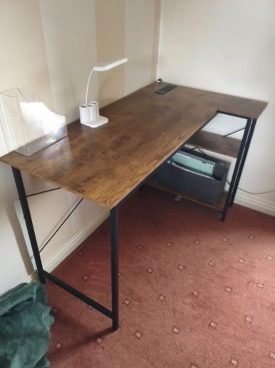 Office desk and chair - Image 1