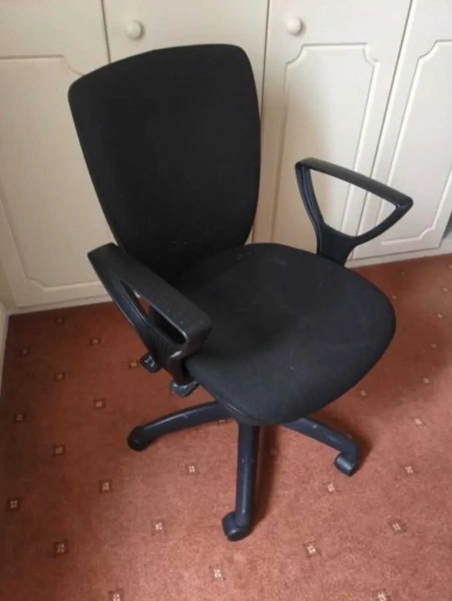 Office desk and chair - Image 3