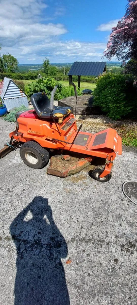 Aliens ride on mower - Image 1