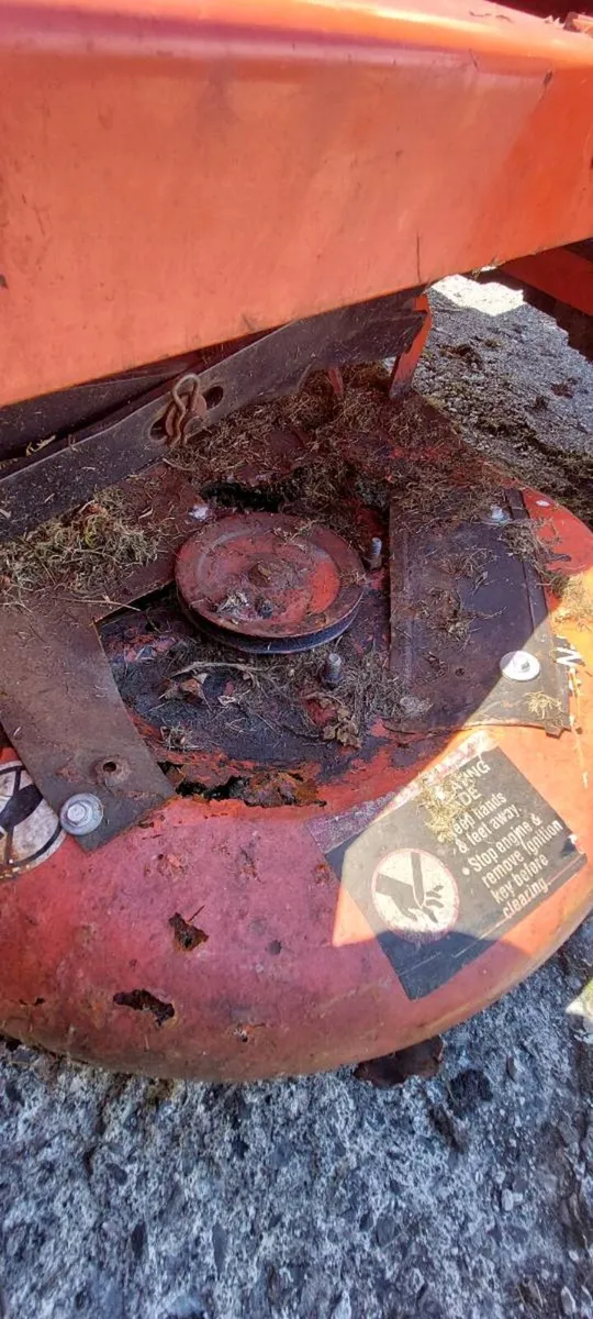 Aliens ride on mower - Image 3