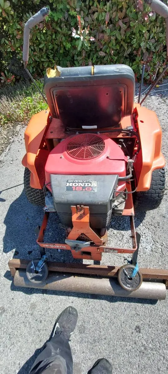 Aliens ride on mower - Image 2