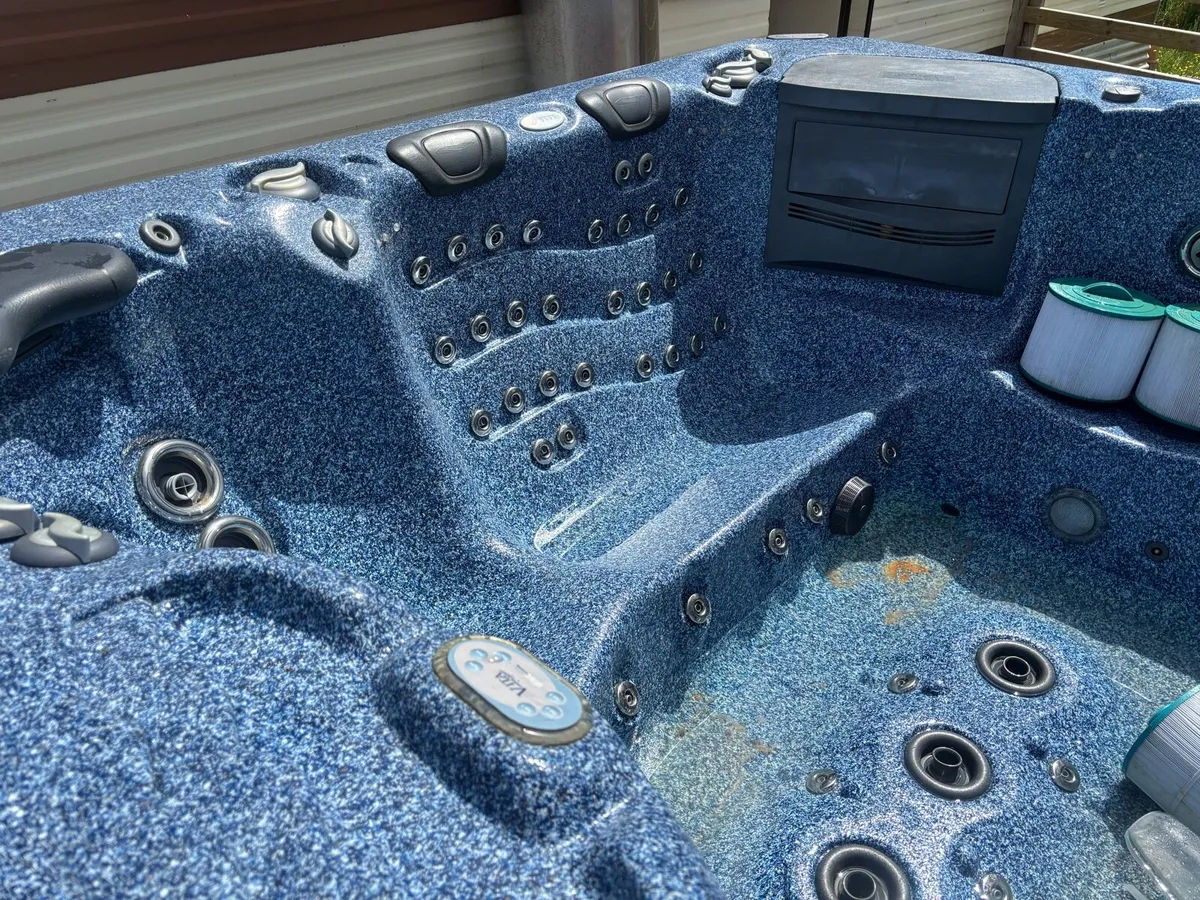 Vita Spa Hot Tub - Image 4