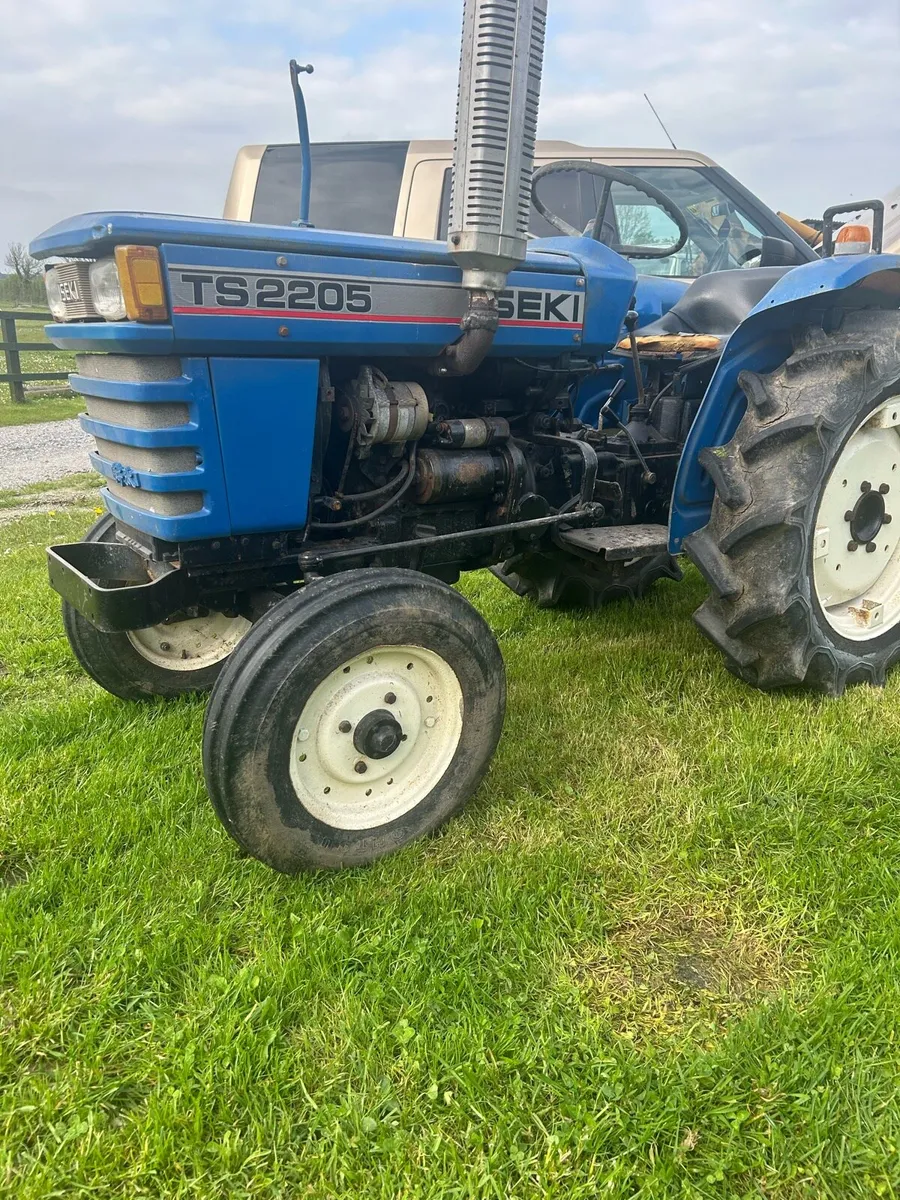 Iseki Ts 2205 & finishing mower - Image 2