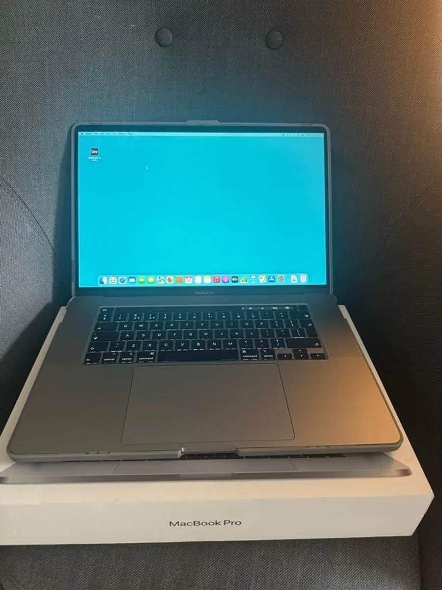 MacBook Pro (16-inch, 2019) Processor 2.3 GHz 8-Core Intel Core i9 Memory 16 GB 2667 MHz DDR4 Graphics Intel UHD Graphics 630 1536 MB - Image 1