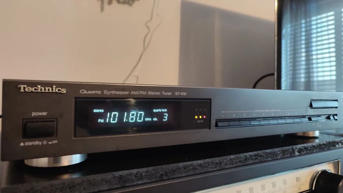 Technics ST-610 Quartz Synthesizer FM Stereo Tuner - Image 1