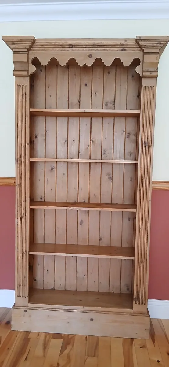 Bookcase. Solid Pine. 5 shelf. Immaculate. - Image 3