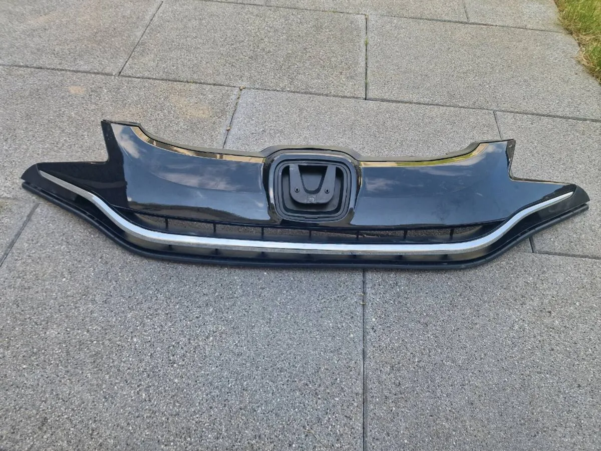 front upper grille from a third-generation  Honda - Image 3