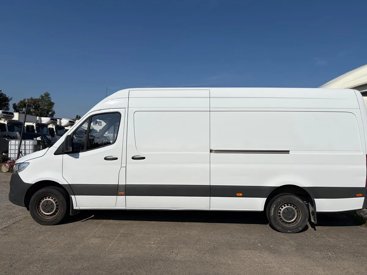 Mercedes-Benz Sprinter 2023 - Image 3