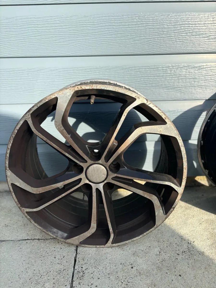 19” Alloy Wheels – Set of 4 (1 Cracked) - Image 2