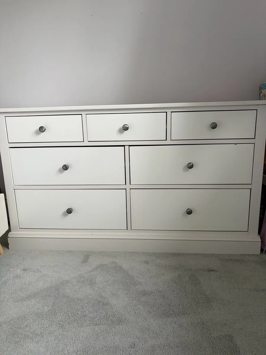White chest of drawers - Image 1