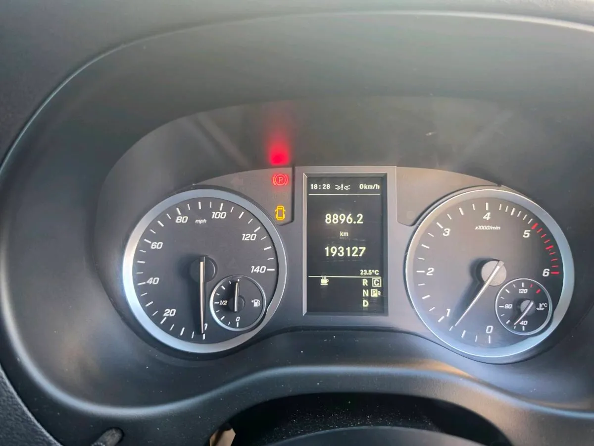 Mercedes Vito 119 Sport Crewcab - Image 4