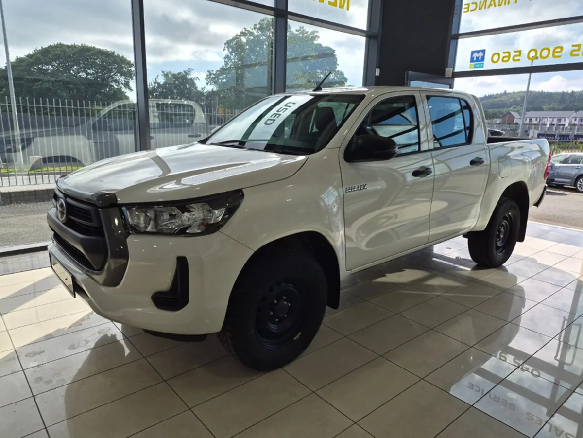 Toyota Hilux 2.4 DLX DOUBLE CAB - Image 1