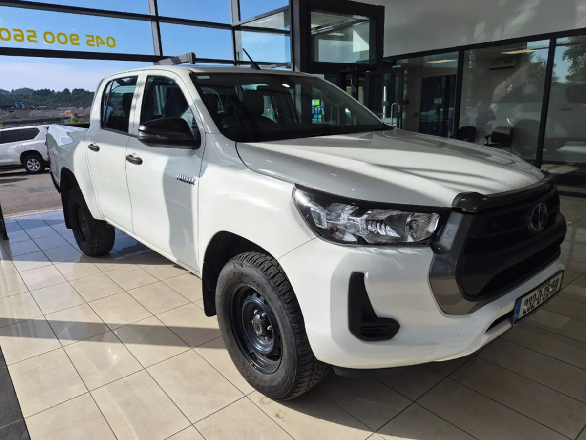 Toyota Hilux 2.4 DLX DOUBLE CAB - Image 2