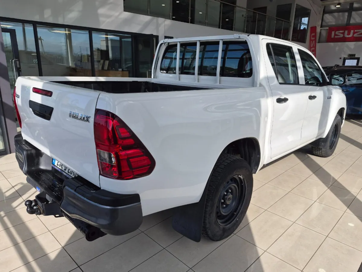 Toyota Hilux 2.4 DLX DOUBLE CAB - Image 3