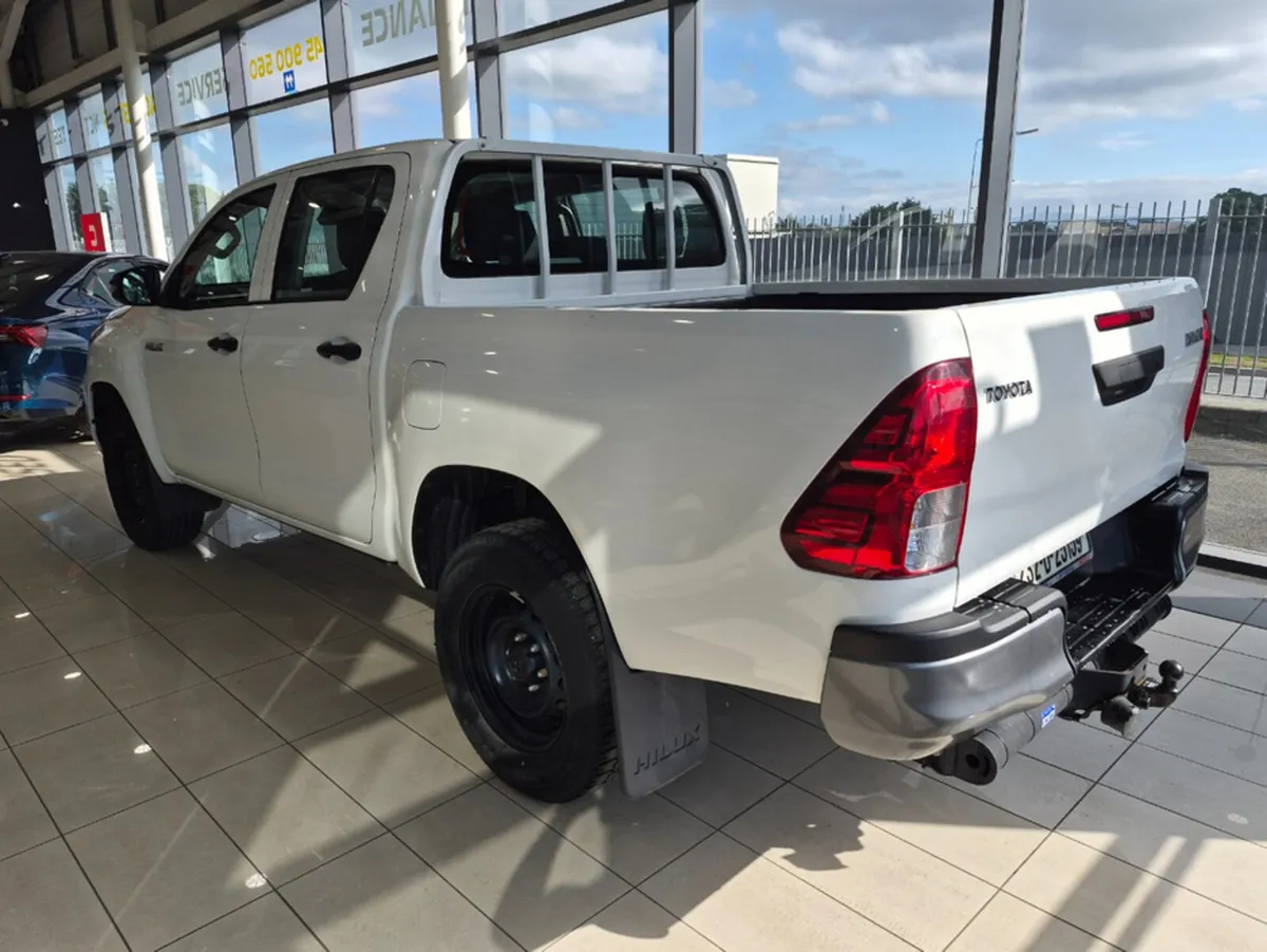 Toyota Hilux 2.4 DLX DOUBLE CAB - Image 4