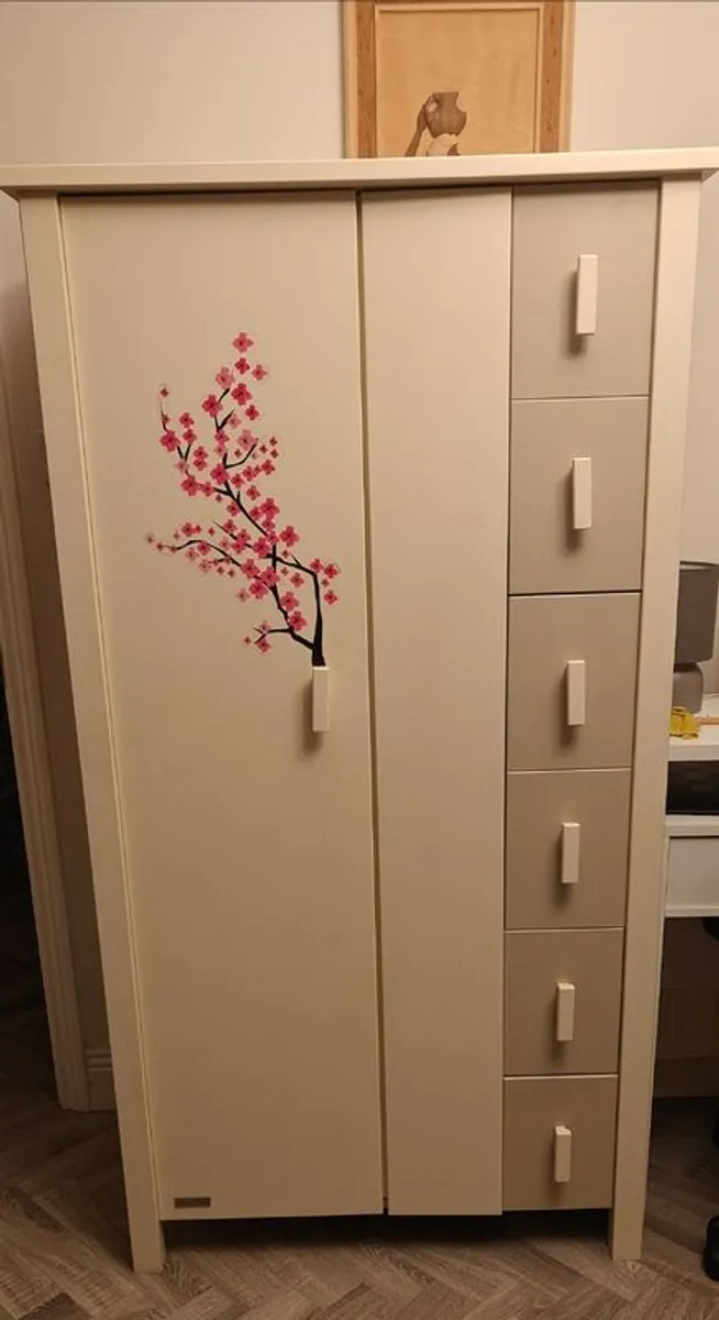 Kids wardrobe - Image 1