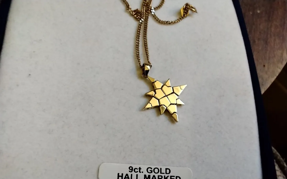 9ct yellow gold star pendant. 8.61g - Image 1