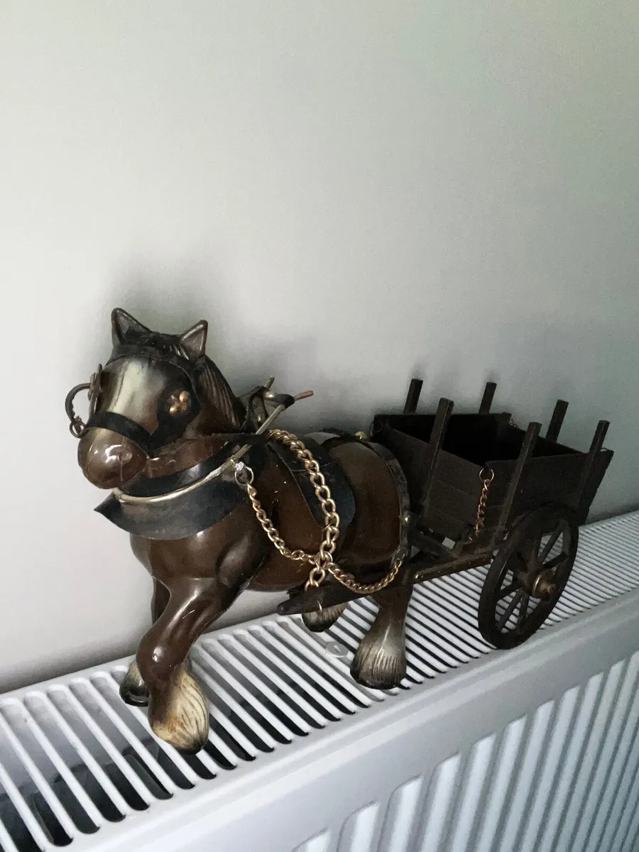 Vintage horse and cart - Image 1