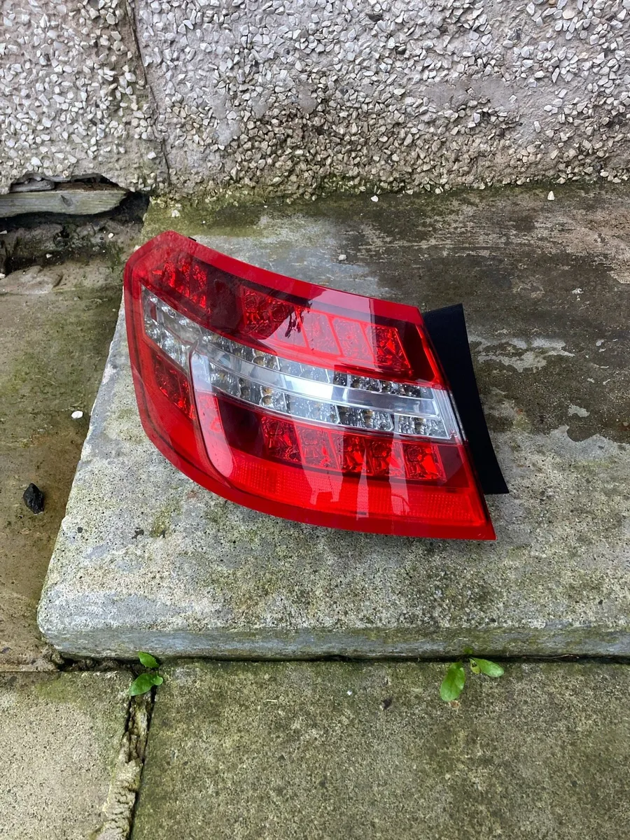 Genuine 2009-2013 Mercedes-Benz E-Class Taillights - Image 2