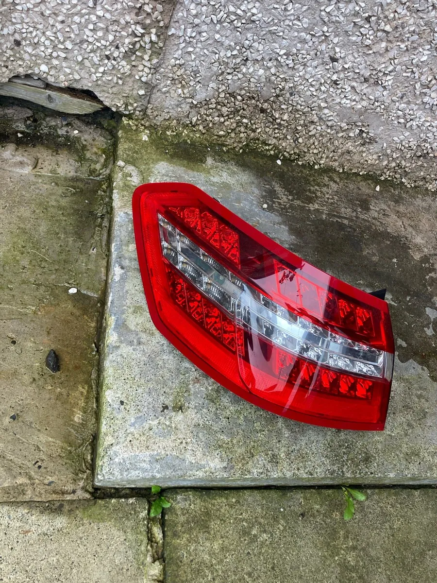 Genuine 2009-2013 Mercedes-Benz E-Class Taillights - Image 3