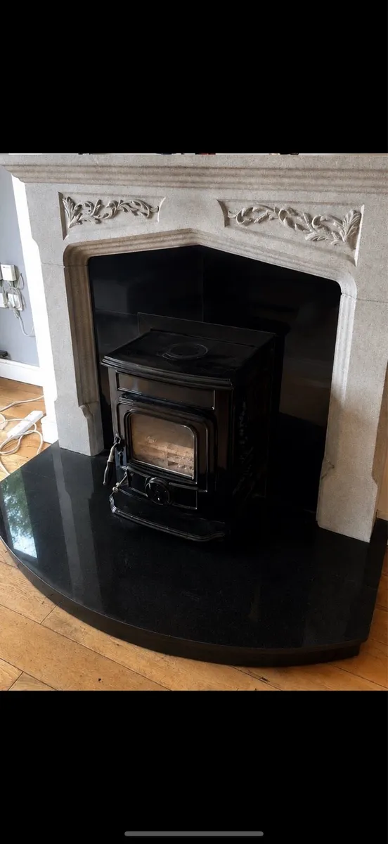 Stove and surround - Image 1