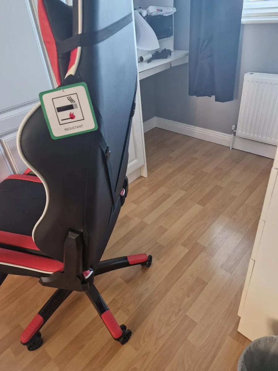 Gaming chair and table - Image 4