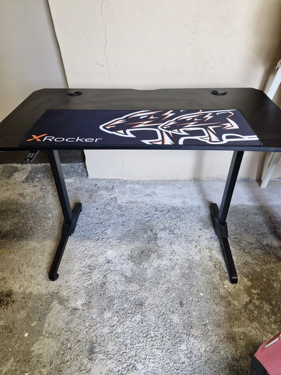 Gaming chair and table - Image 2