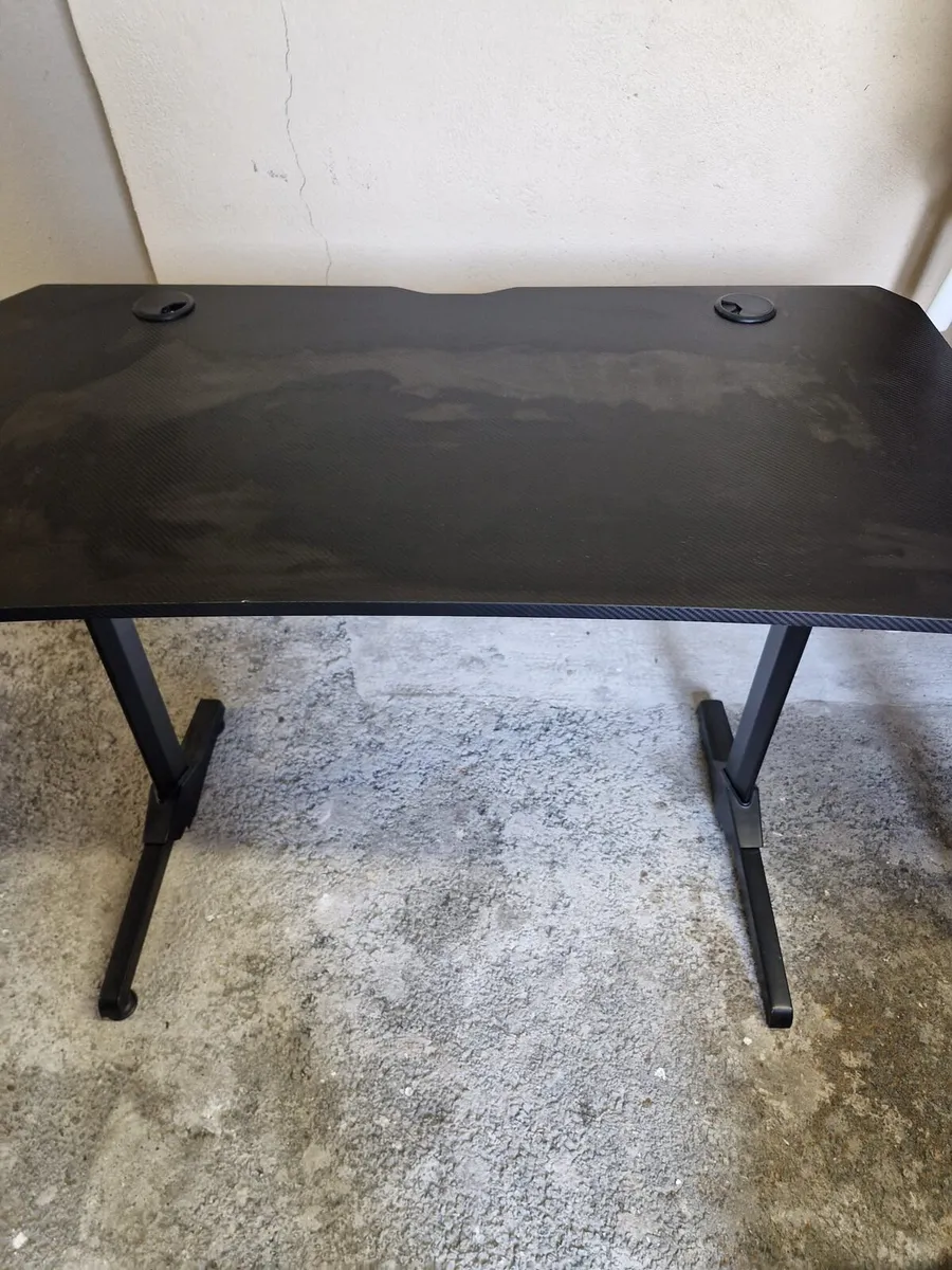 Gaming chair and table - Image 3