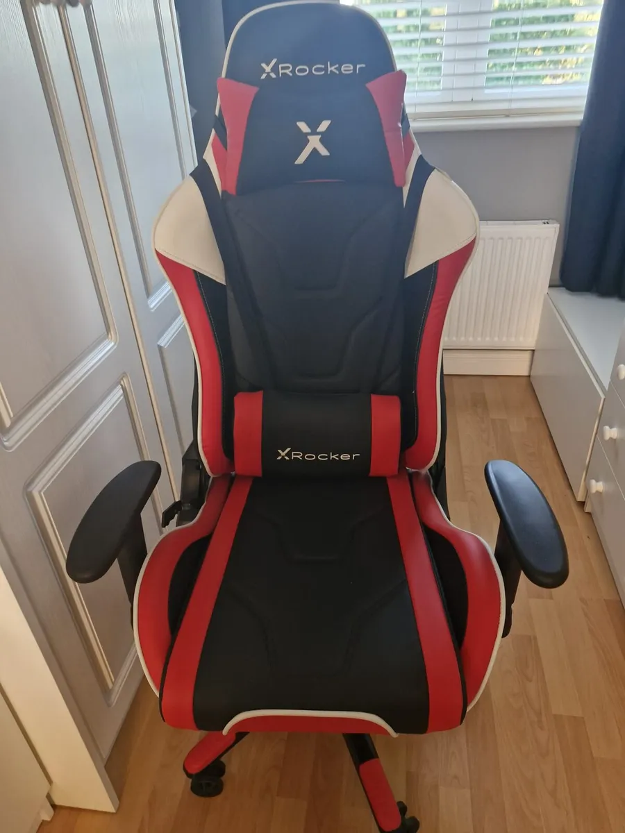 Gaming chair and table - Image 1